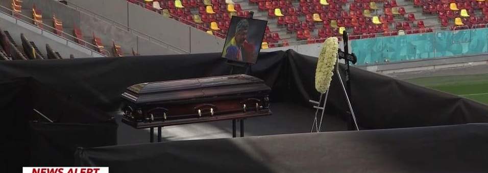 Sicriul cu trupul neînsuflețit al lui Mircea Lucescu, escortat de poliție spre Arena Națională. Fanii își vor putea lua rămas bun