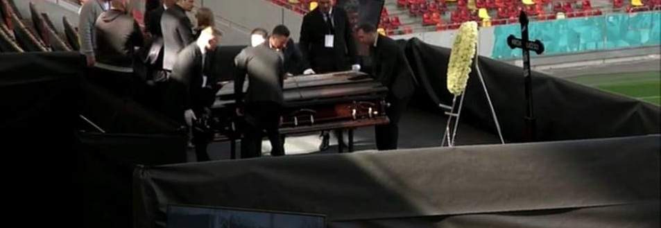 Sicriul cu trupul neînsuflețit al lui Mircea Lucescu, escortat de poliție spre Arena Națională. Fanii își vor putea lua rămas bun