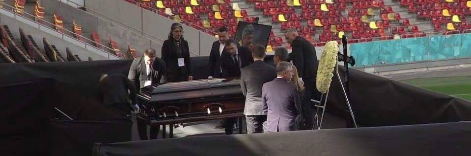 Sicriul cu trupul neînsuflețit al lui Mircea Lucescu, escortat de poliție spre Arena Națională. Fanii își vor putea lua rămas bun