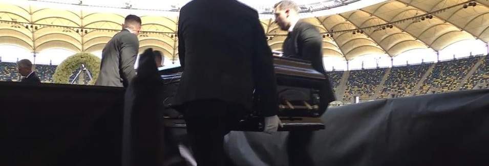 Sicriul cu trupul neînsuflețit al lui Mircea Lucescu, escortat de poliție spre Arena Națională. Fanii își vor putea lua rămas bun