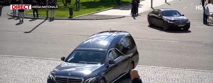Sicriul cu trupul neînsuflețit al lui Mircea Lucescu, escortat de poliție spre Arena Națională. Fanii își vor putea lua rămas bun