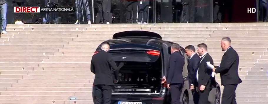 Sicriul cu trupul neînsuflețit al lui Mircea Lucescu, escortat de poliție spre Arena Națională. Fanii își vor putea lua rămas bun