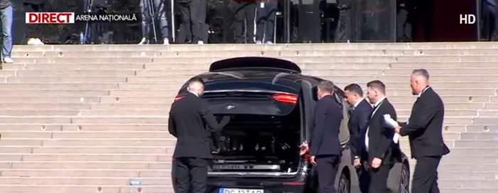Sicriul cu trupul neînsuflețit al lui Mircea Lucescu, escortat de poliție spre Arena Națională. Fanii își vor putea lua rămas bun