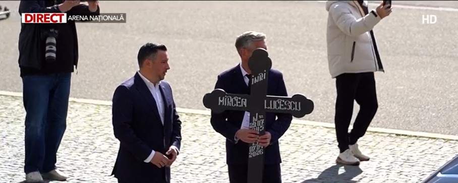 Sicriul cu trupul neînsuflețit al lui Mircea Lucescu, escortat de poliție spre Arena Națională. Fanii își vor putea lua rămas bun