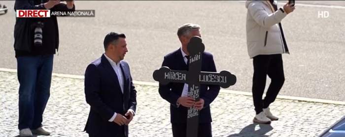 Sicriul cu trupul neînsuflețit al lui Mircea Lucescu, escortat de poliție spre Arena Națională. Fanii își vor putea lua rămas bun