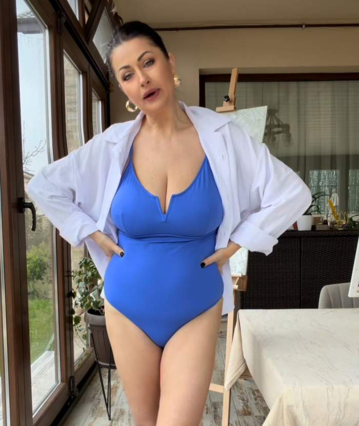 Gabriela Cristea, în costum de baie