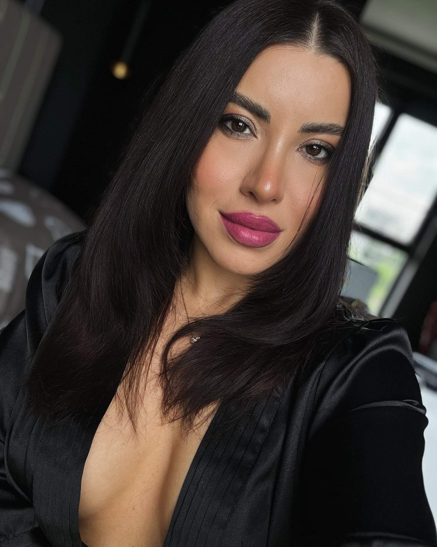 Nicoleta Nuca poartă culoare neagră