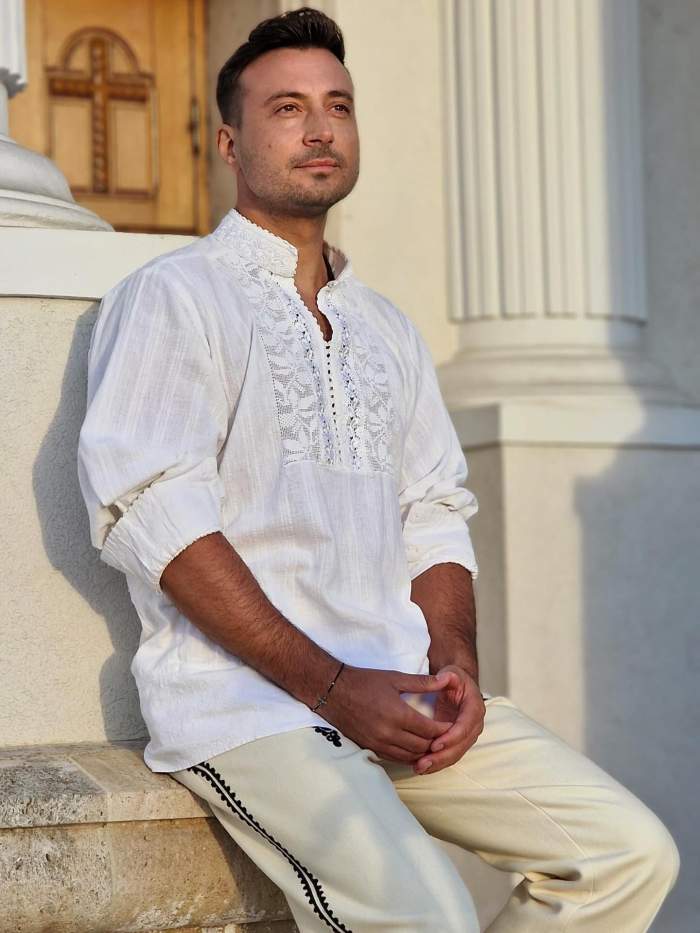 Valentin Sanfira, în straie populare