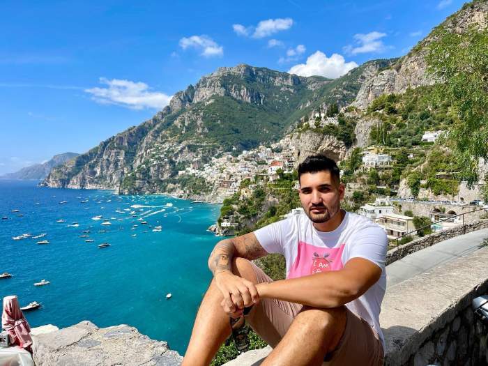 Nadir s-a fotografiat in masina