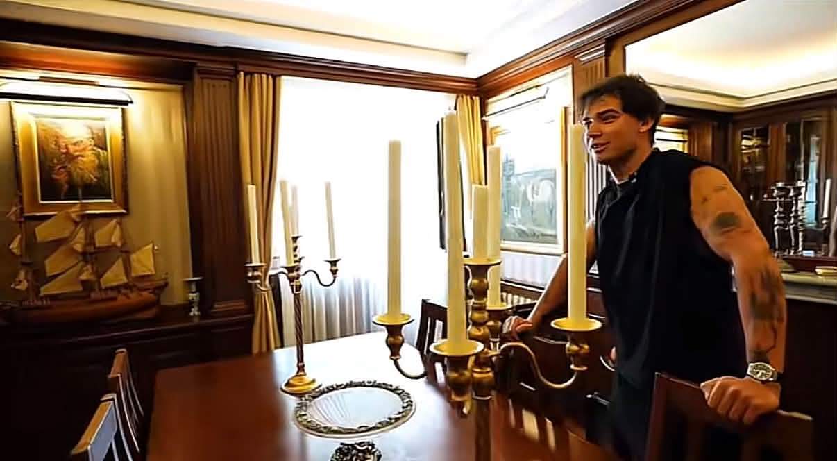 Cum arată casa lui Rareș Mariș. Imagini de senzație din locuința de vis