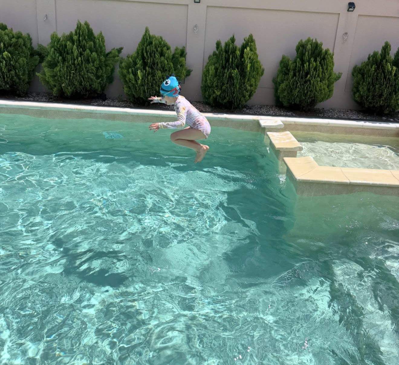 Fiica Gabrielei Cristea, în piscină