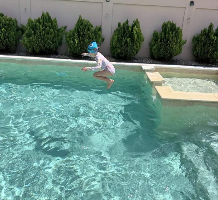 Fiica Gabrielei Cristea, în piscină