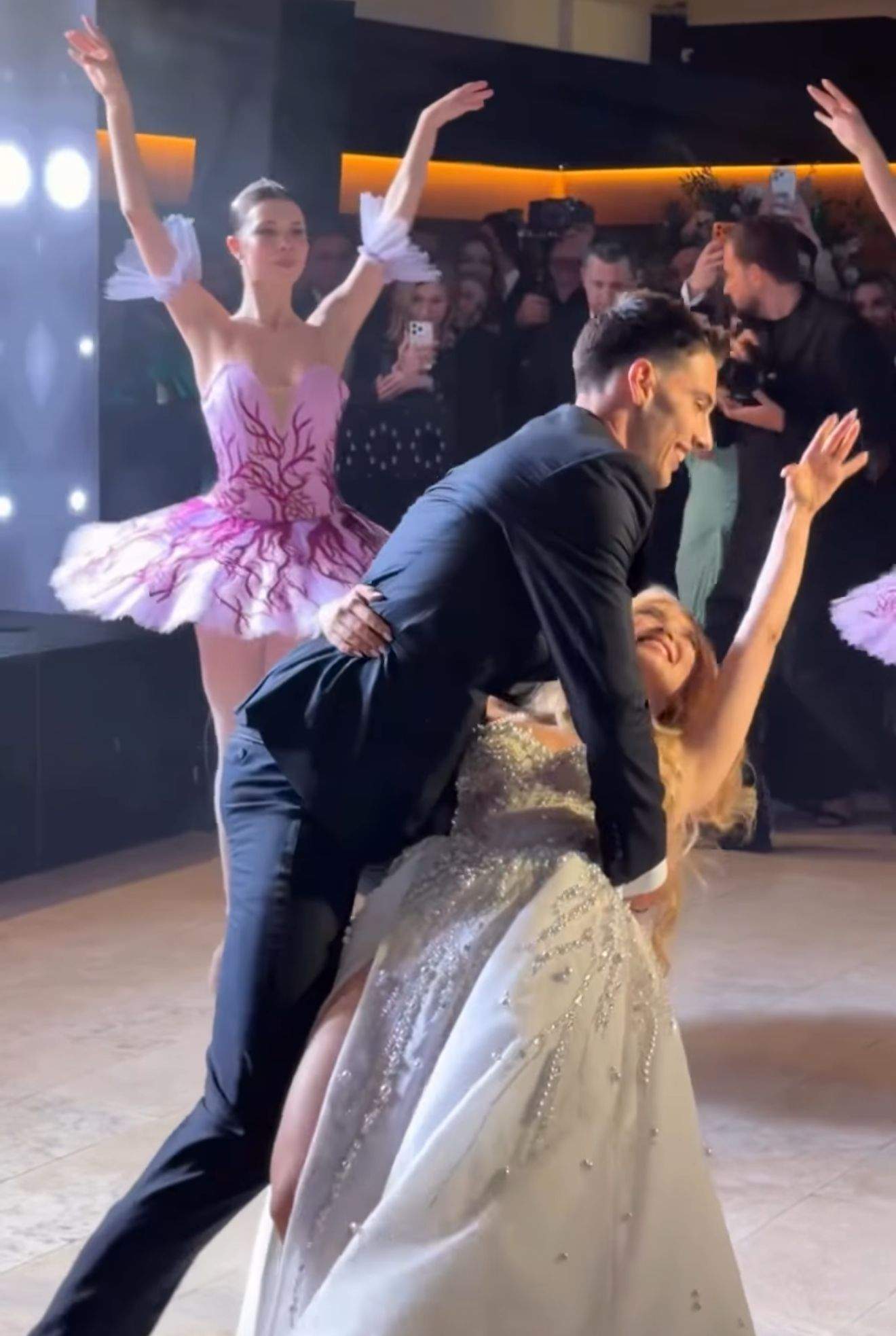 Andreea Bălan și Victor Cornea au făcut dansul mirilor