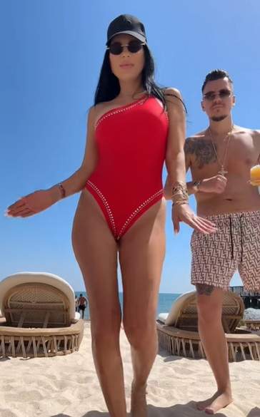 Andreea Tonciu, dans incendiar în costum de baie, pe plajă! Cât de bine arată bruneta