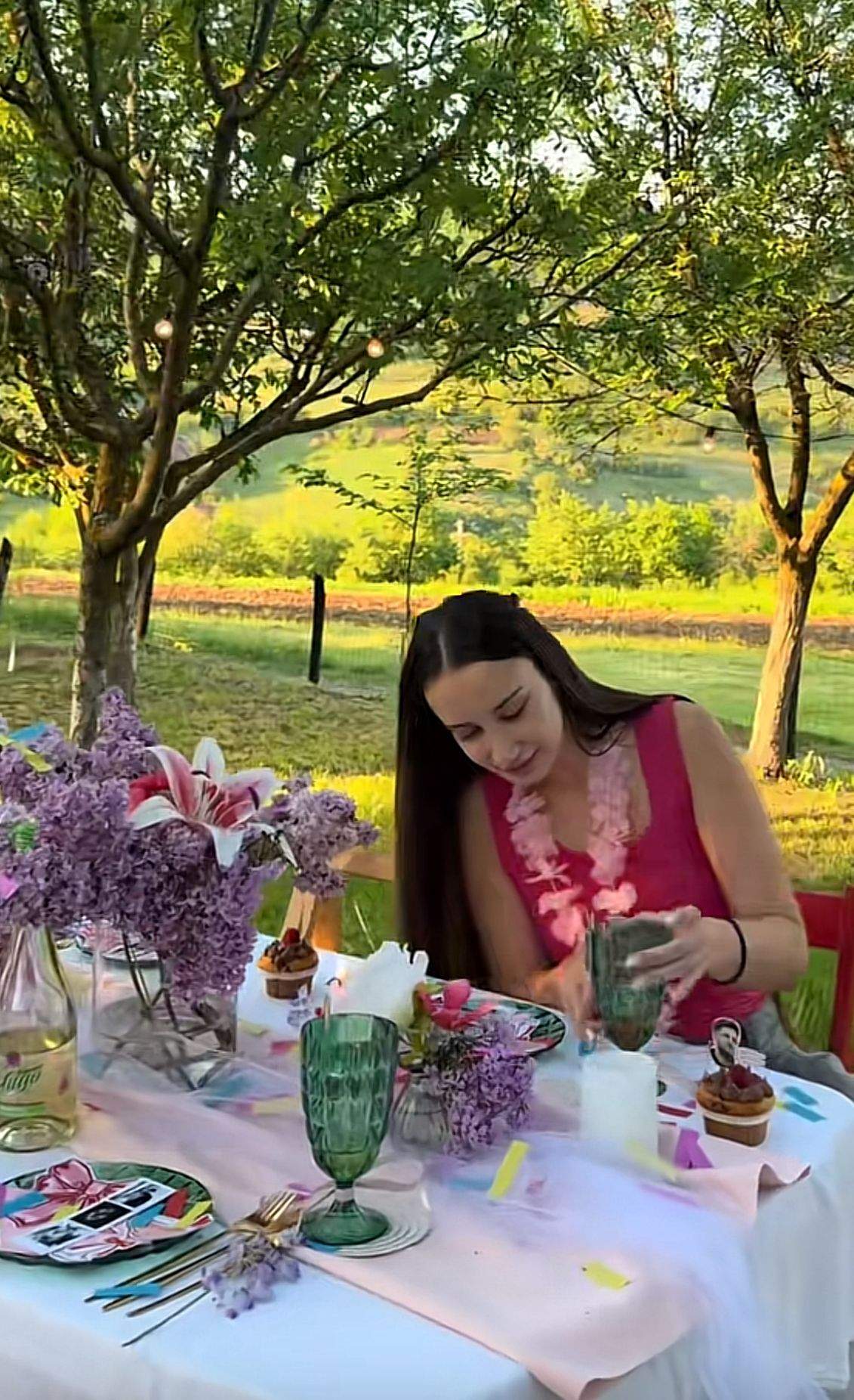 Alexandra Cotruș mănâncă prăjituri