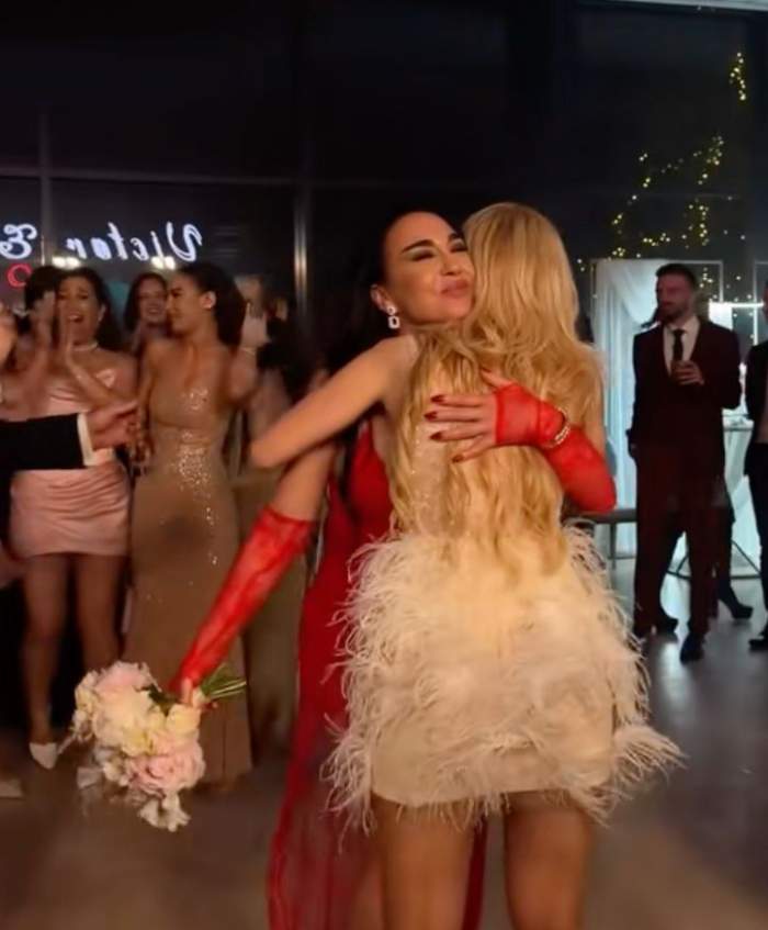 Andreea Bălan o îmbrățișează pe cea care a prins buchetul