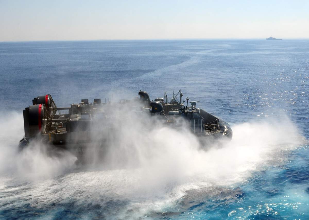 Un LCAC de la ACU-4 pleacă de pe USS Bataan (LHD 5) pentru a transporta pușcași marini și echipament în timpul misiunii Bright Star 2009