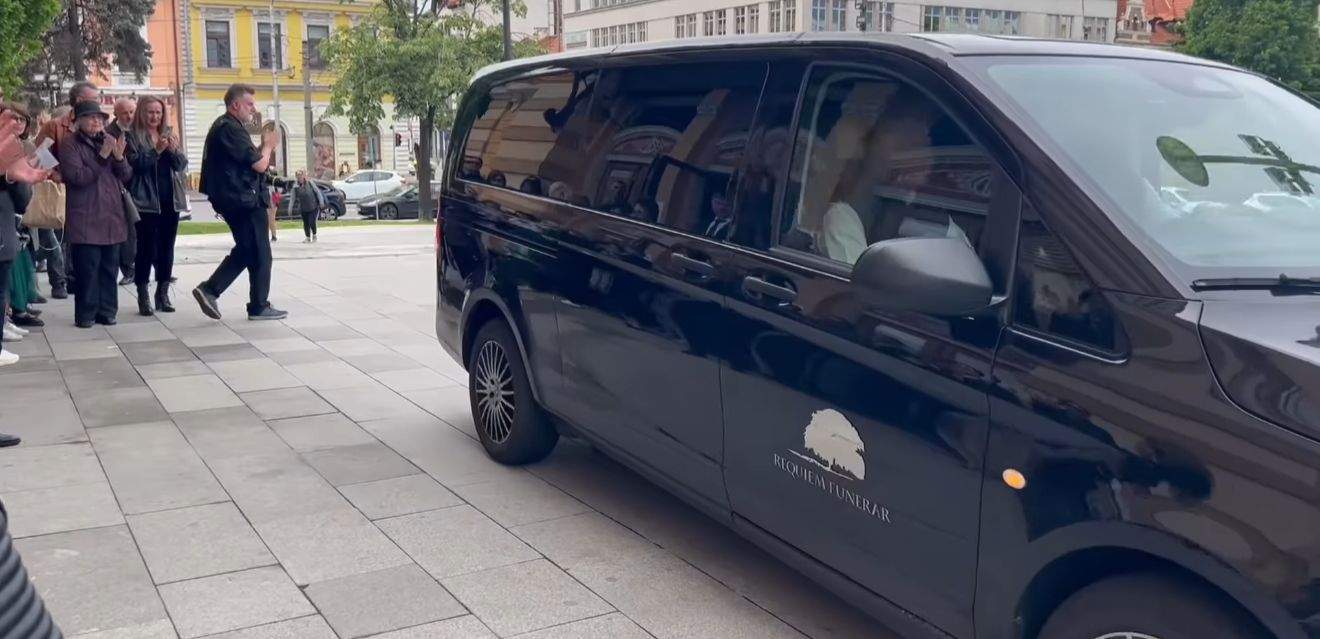 Mașina care a transportat sicriul lui Ioan Isaiu