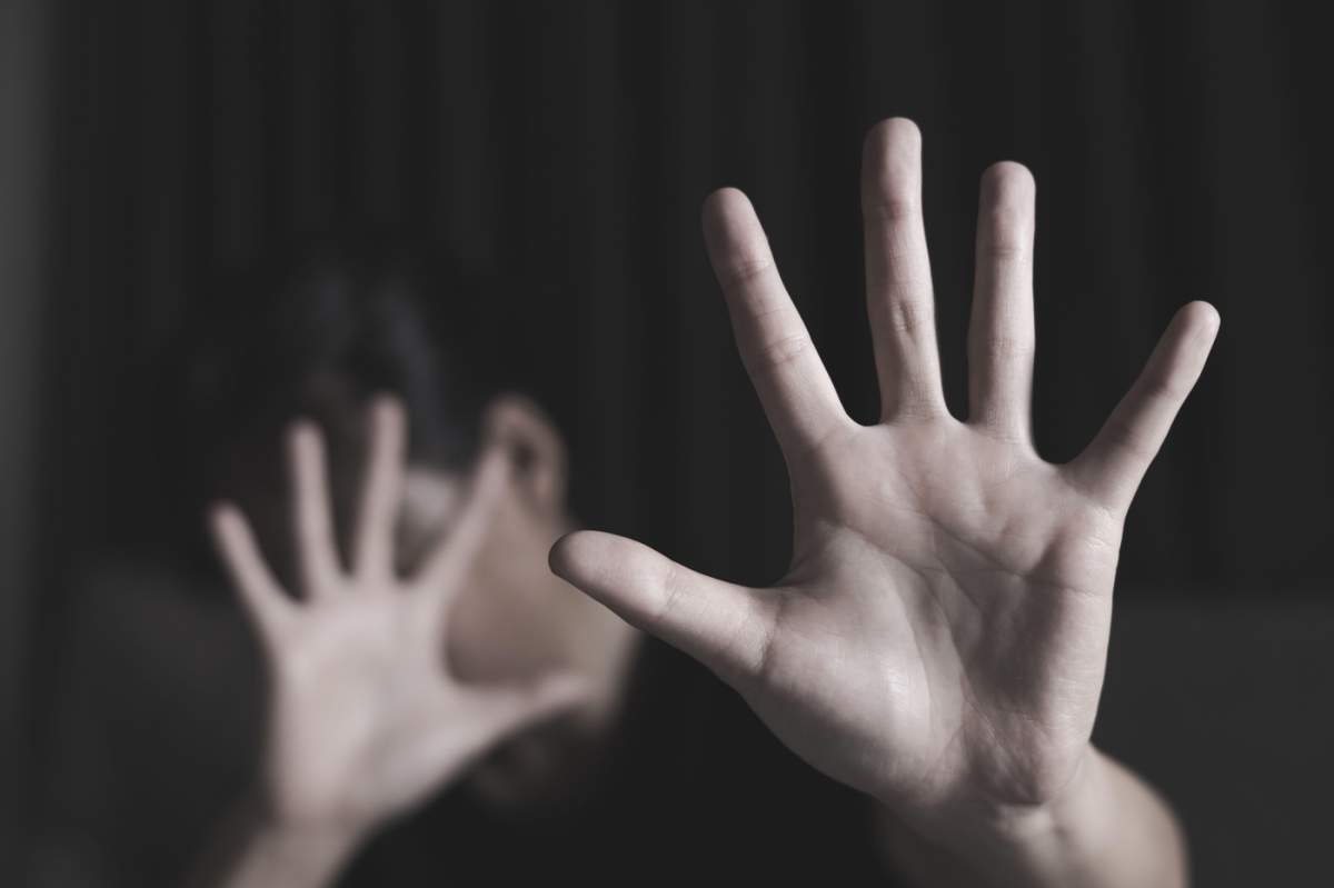 Conceptul de oprire a violenței împotriva femeilor. Stresată, nefericită, plângând, victimă a violenței domestice, având dificultăți în viață.