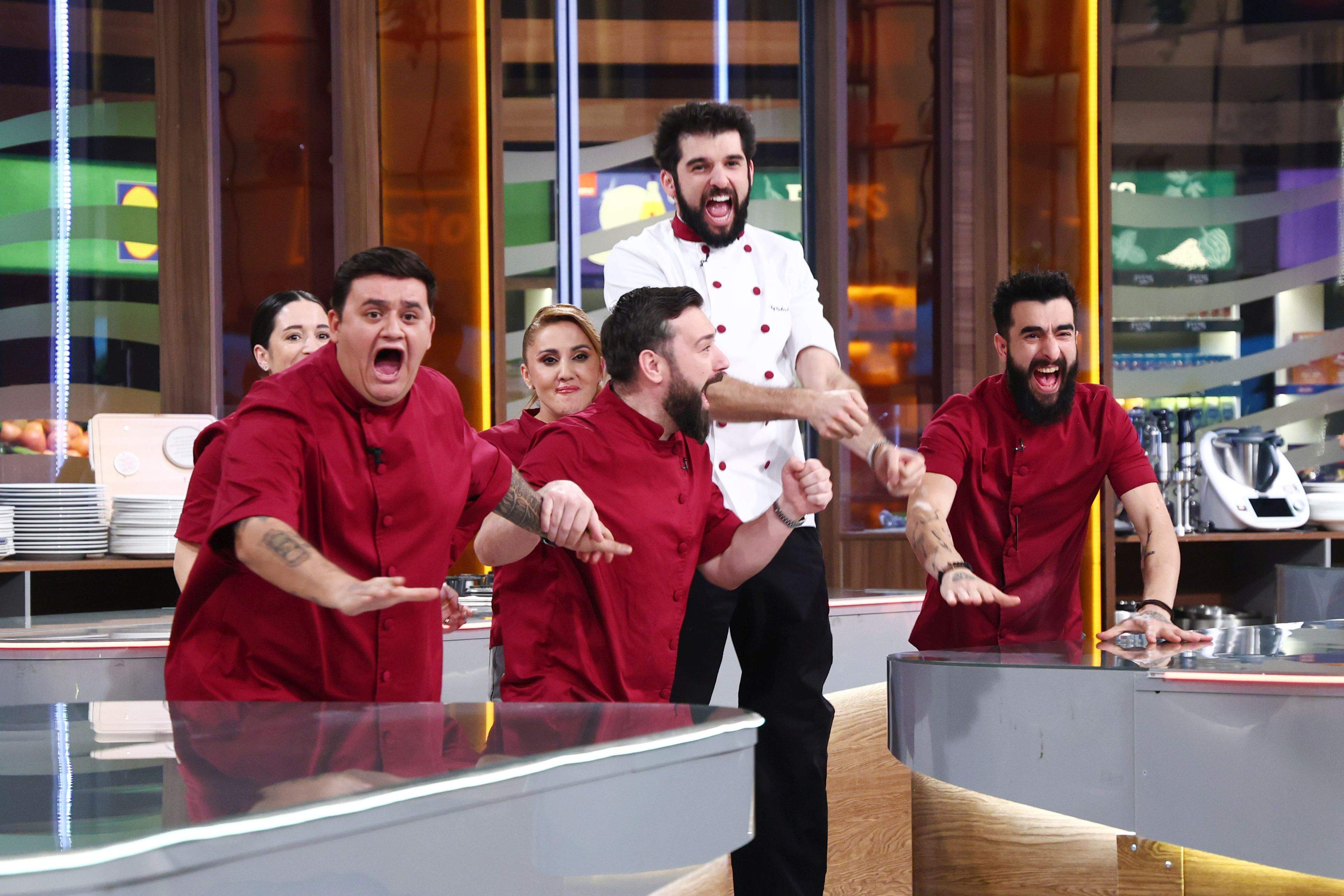 Chefi la cuțite, lider de audiență. Echipa bordo a obținut aseară o nouă victorie. Provocare dură diseară: Chefii își impun unii altora combinații grele de ingrediente
