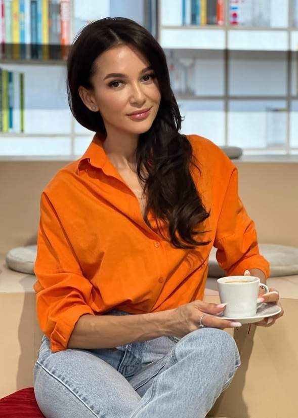 ruxandra luca cu o cafea in mana