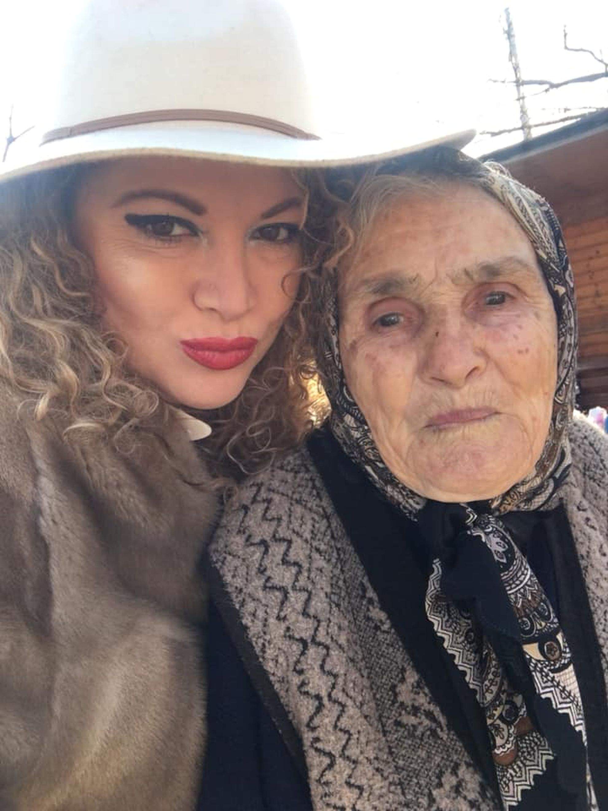 Oana Lis impreuna cu bunica