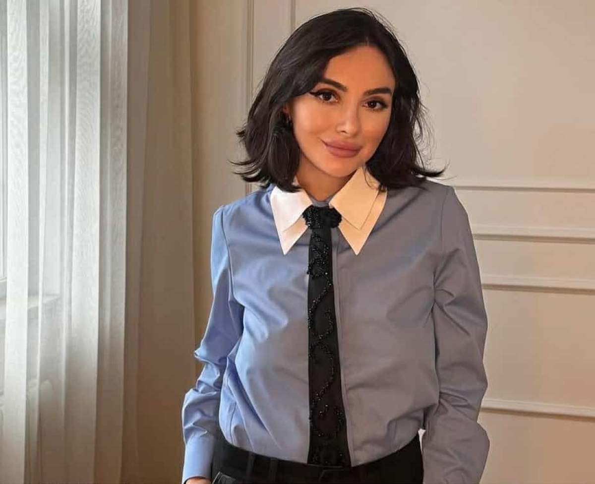 ana morodan in camasa albastra cu cravata