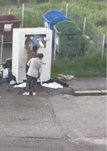 Imagini halucinante la Câmpulung. De ce a fost împins un băiat în containerul pentru deșeuri