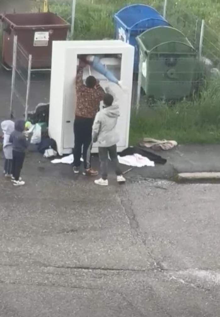 Imagini halucinante la Câmpulung. De ce a fost împins un băiat în containerul pentru deșeuri