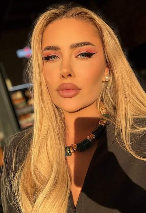 oana monea selfie