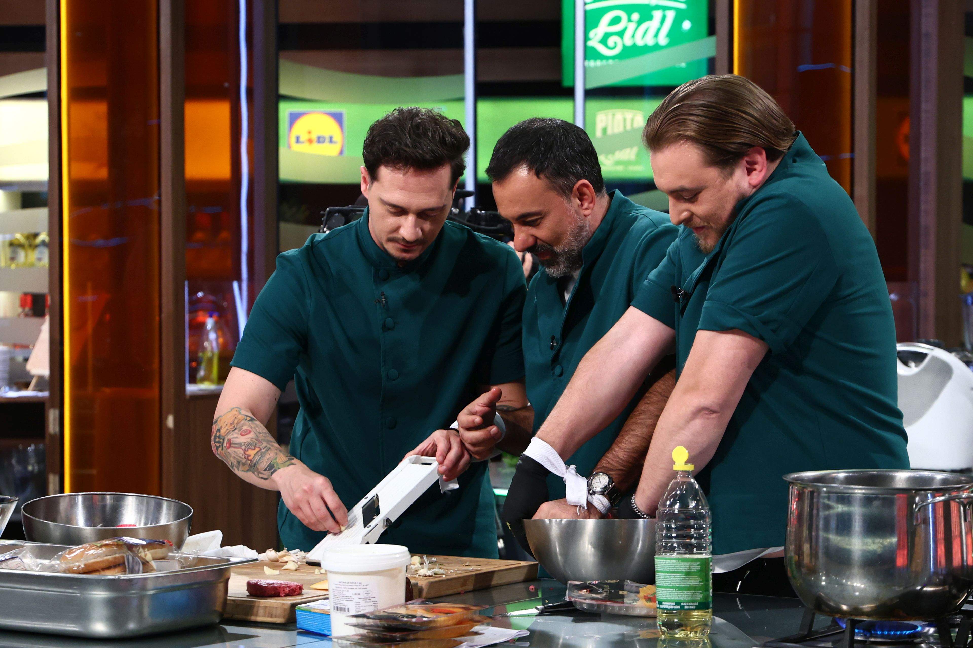 Confruntare memorabilă, diseară, la Chefi la cuțite: concurenții gătesc legați la mâini într-o bătălie culinară cu rețete virale din filme celebre