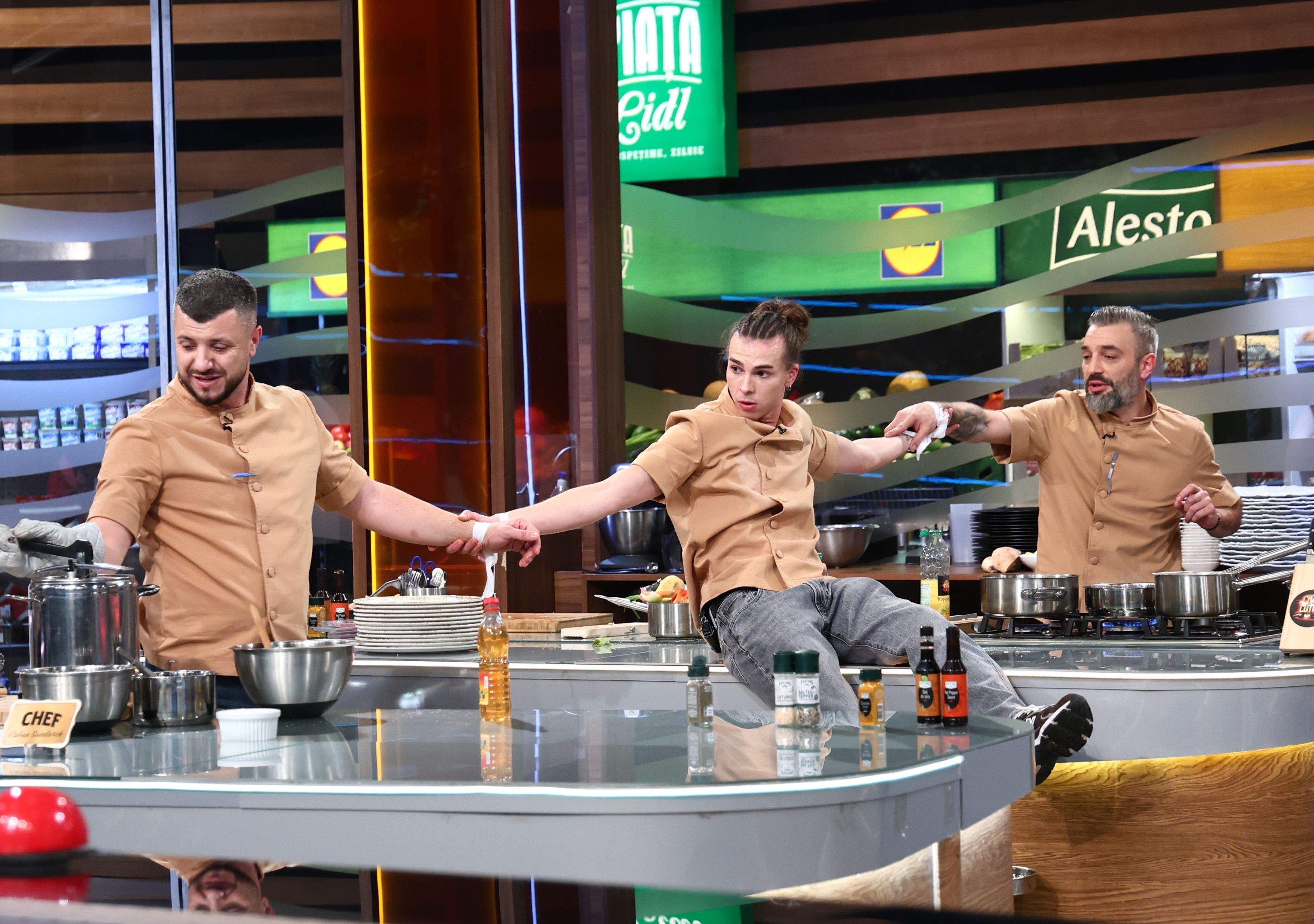 Confruntare memorabilă, diseară, la Chefi la cuțite: concurenții gătesc legați la mâini într-o bătălie culinară cu rețete virale din filme celebre