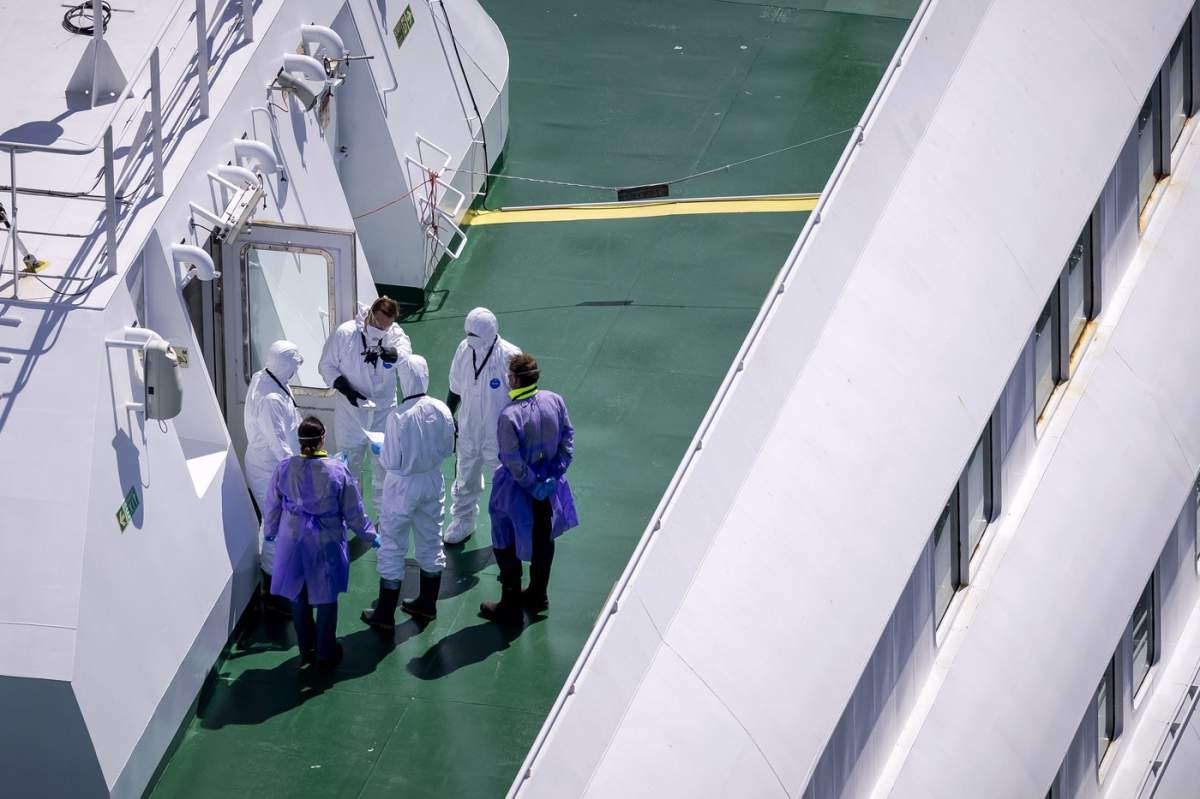 Fotografie aeriană cu persoane îmbrăcate în echipament de protecție la bordul navei de croazieră m/v Hondius la sosirea în portul Rotterdam. La bord se află încă 27 de persoane, inclusiv cetățeni olandezi.