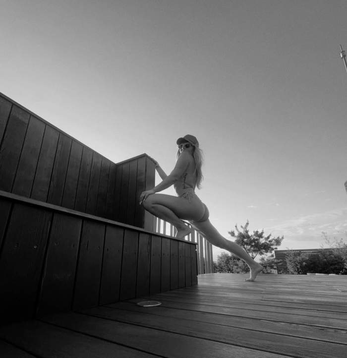 Delia s-a pozat în cele mai provocatoare poziții, purtând doar un costum de baie din două piese! GALERIE FOTO