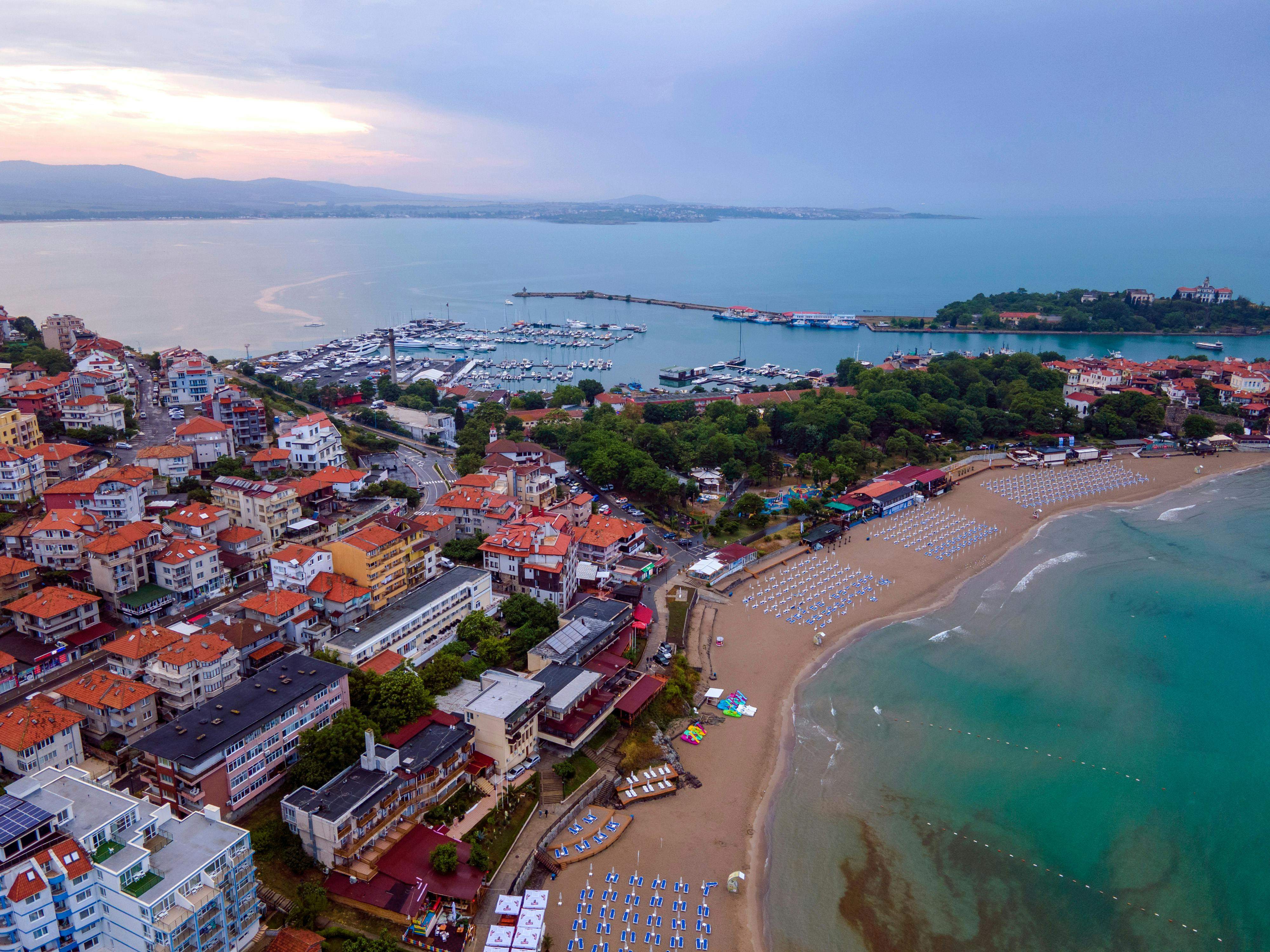 Tot mai mulți români aleg Bulgaria în vara 2026. Cât costă acum o vacanță la mare și de ce evită litoralul românesc