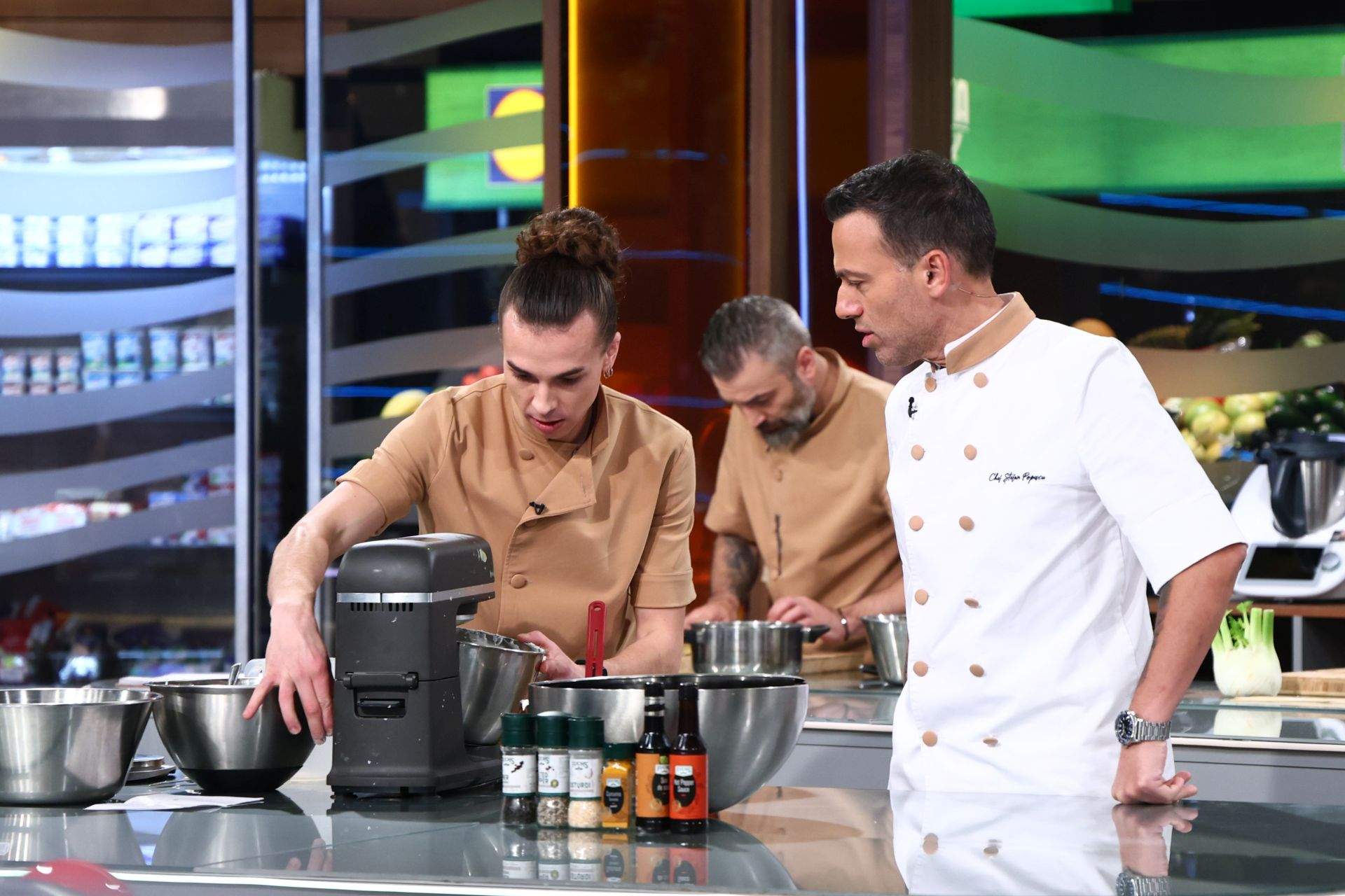 Chefi la cuțite, lider de audiență. Verdict în premieră la bătălia de ieri:  victorie pentru echipa lui Chef Richard cu unanimitate de voturi! Chef Orlando își atacă azi adversarii cu o amuletă grea