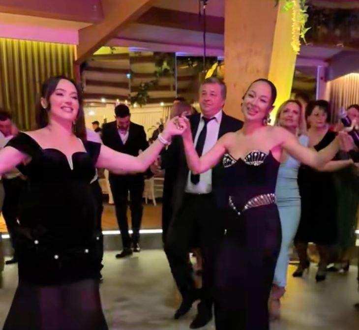 Vlăduța Lupău dansează cu sosia ei