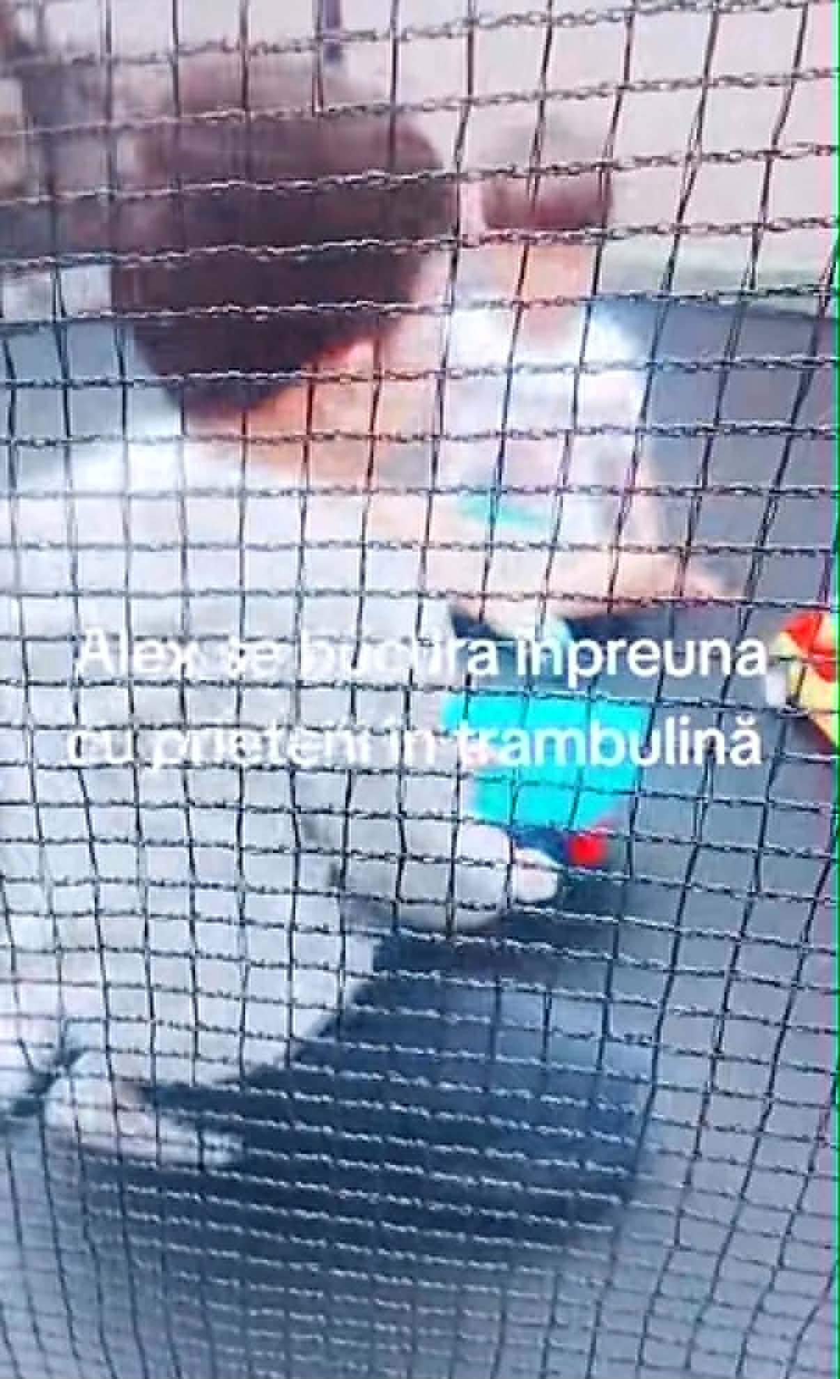 Primele imagini cu Alexandru, copilul care a stat 48 de ore în pădure, acasă. Cum l-a filmat tatăl său după ce a fost externat