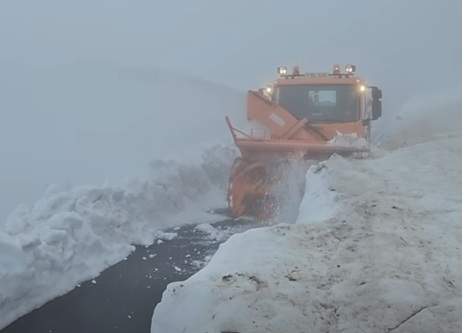 Imagini care te lasă fără cuvinte! Locul din România unde zăpada are peste cinci metri la mijlocul lunii mai 