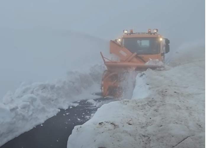 Imagini care te lasă fără cuvinte! Locul din România unde zăpada are peste cinci metri la mijlocul lunii mai 