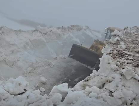 Imagini care te lasă fără cuvinte! Locul din România unde zăpada are peste cinci metri la mijlocul lunii mai 