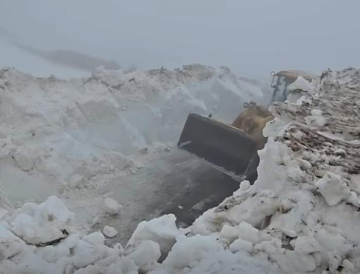 Imagini care te lasă fără cuvinte! Locul din România unde zăpada are peste cinci metri la mijlocul lunii mai 