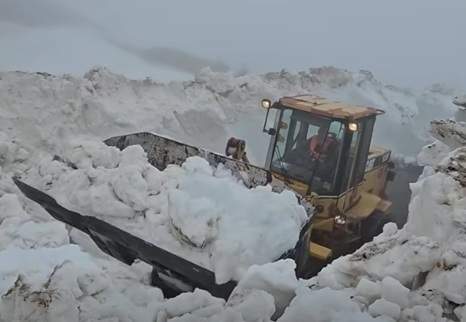 Imagini care te lasă fără cuvinte! Locul din România unde zăpada are peste cinci metri la mijlocul lunii mai 