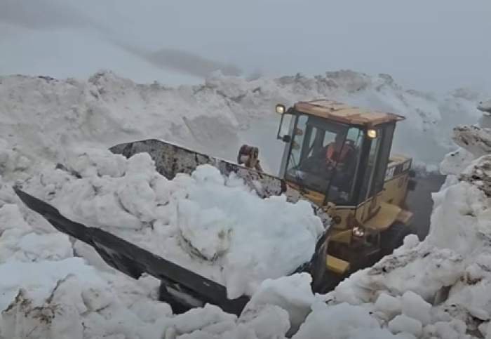 Imagini care te lasă fără cuvinte! Locul din România unde zăpada are peste cinci metri la mijlocul lunii mai 