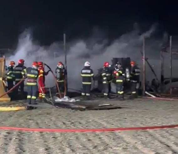 Incendiu puternic în Mamaia! Arde un celebru beach bar 