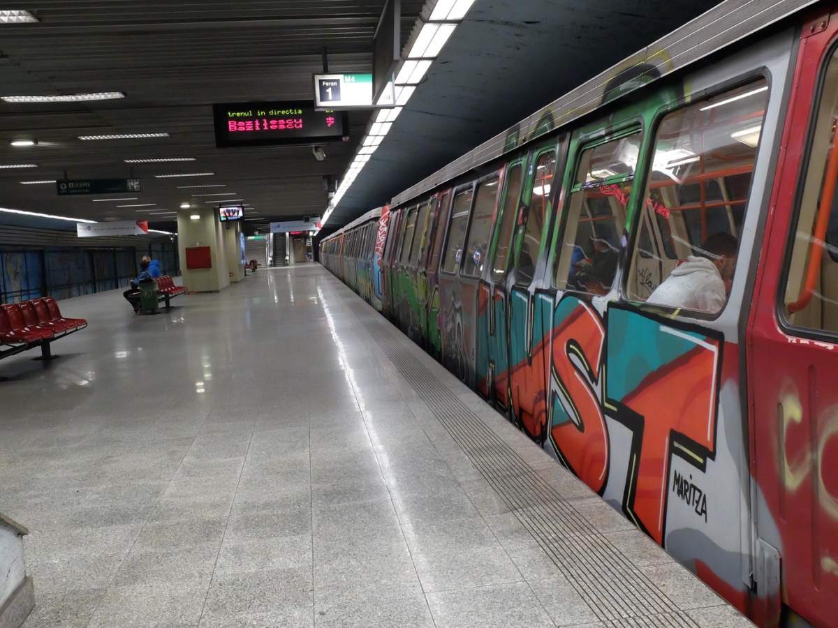 Cine e persoana care a căzut pe șine la metrou, în stația Păcii. Care este starea ei