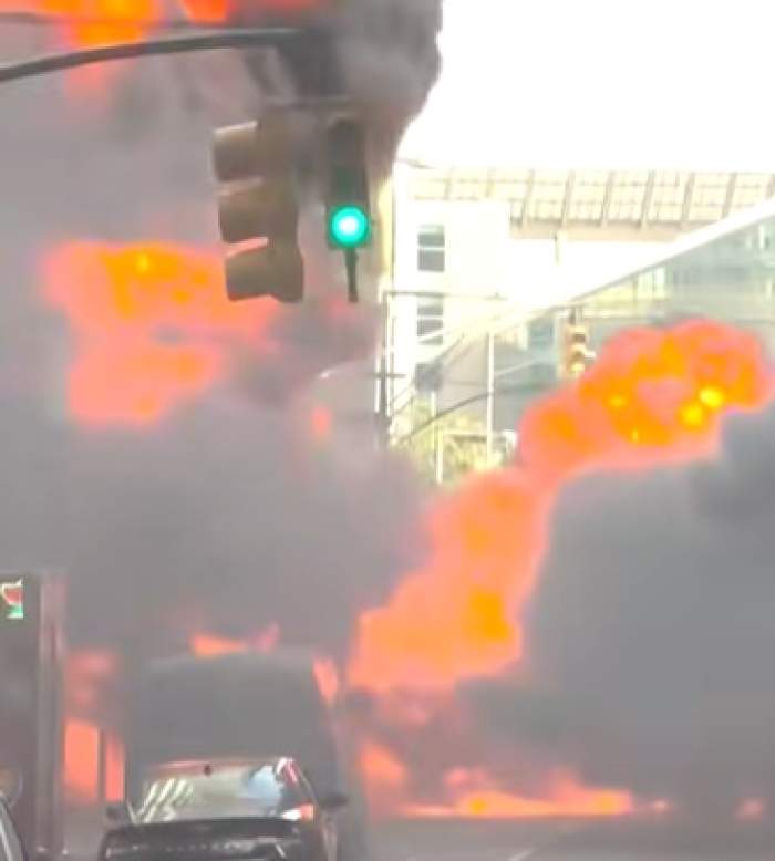 Momentul șocant în care o mașină sare în aer, la semafor. Vehiculul s-a făcut scrum