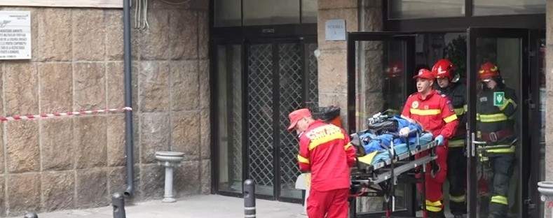 Un lift a căzut în gol cu șapte persoane, în București. Trei victime, duse de urgență la spital