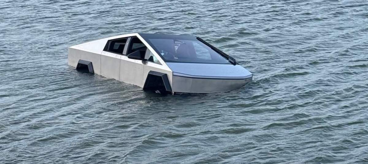 Mașina care a fost băgată într-un lac