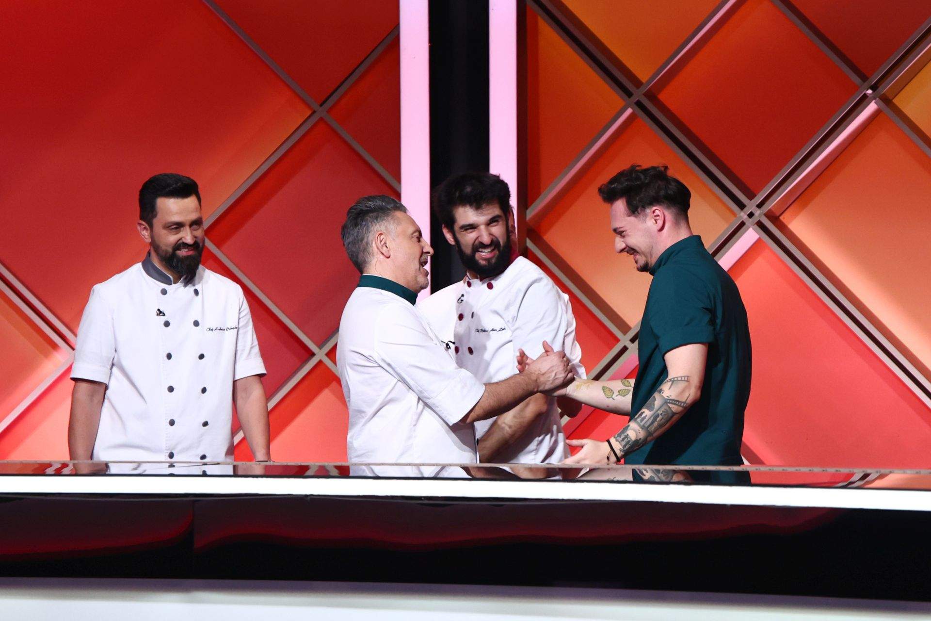 Record de audiență cu ediția Chefi la cuțite de ieri, care a stabilit semifinaliștii. Tunicile bej, conduse de Chef Ștefan, au intrat primele în Semifinală, câștigând ultimul battle